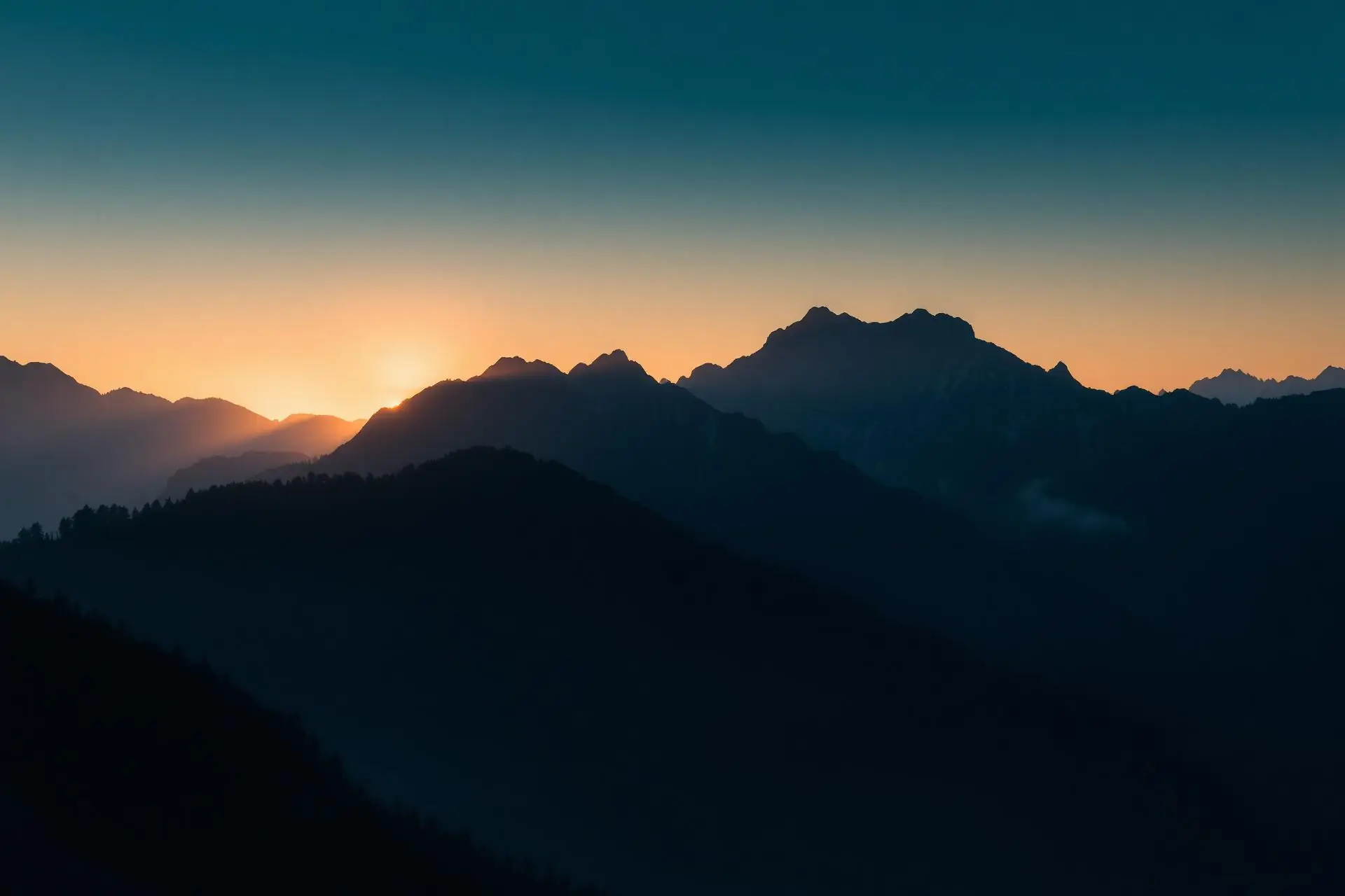 Schweizer Berglandschaft im warmen Morgenlicht – inspiriert Klarheit, Energie und einen gesunden Neuanfang